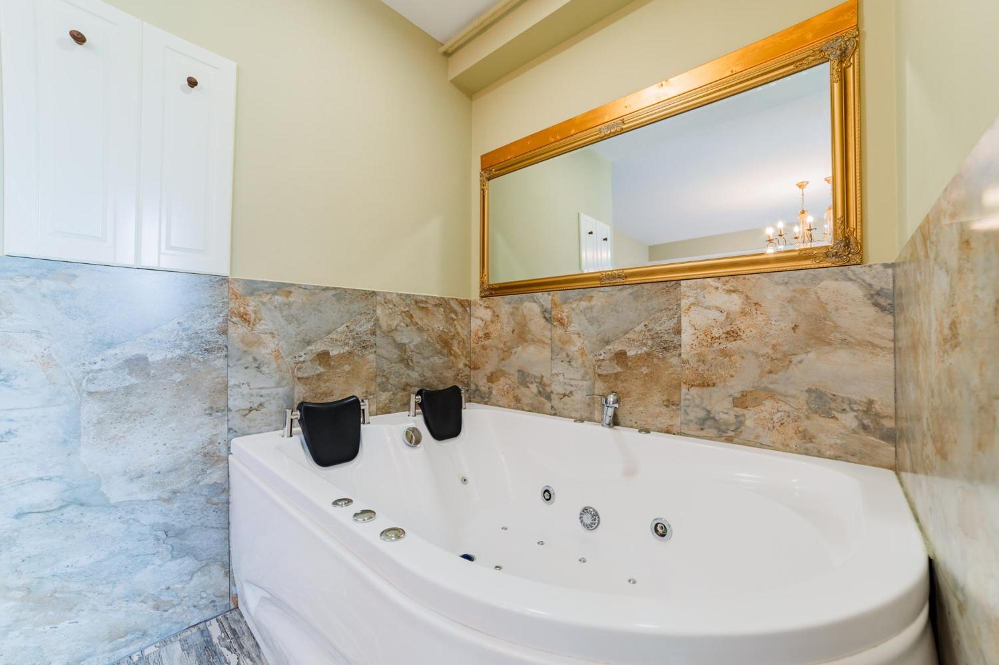 Romantic Jacuzzi Chic Apartment Sinaia Dış mekan fotoğraf
